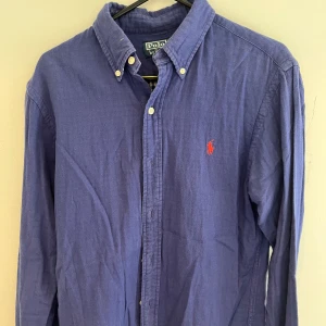 Ralph Lauren skjorta  - Ralph Lauren skjorta, storlek S, bra skick. Har du någon fråga eller funderna, är det bara att skriva