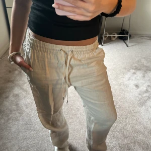 Linnebyxor  - Assss sköna lågmidjade linnebyxor från hm😍😍