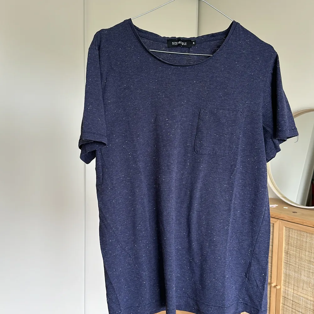 Blå T-shirt storlek Medium  Mycket bra skick, inga tecken på slitagen   60% bomull, 40% elastan. T-shirts.