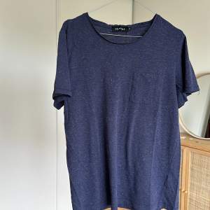 Blå T-shirt storlek Medium  Mycket bra skick, inga tecken på slitagen   60% bomull, 40% elastan
