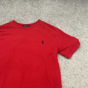 Ralph lauren - Säljer denna jätte söta t shirten som tyvärr inte kommer till användning och behöver rensa! I storlek M fast M i barnstorlek men skulle säga XS! 