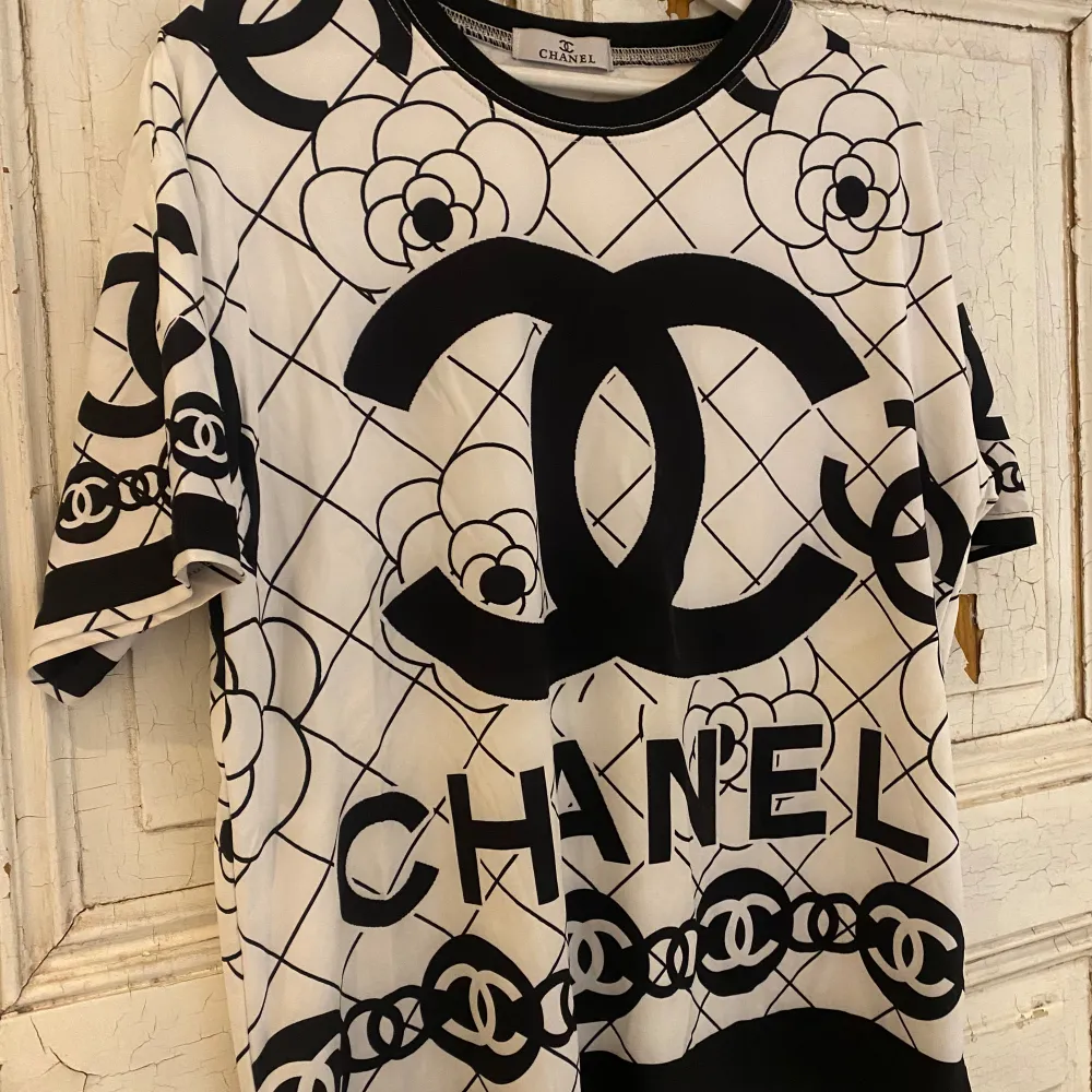 Fint Chanel set med t-shirt och shorts. Stl S/M. Nytt! . Övrigt.