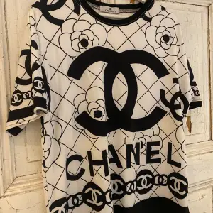 Fint Chanel set med t-shirt och shorts. Stl S/M. Nytt! 