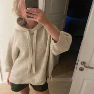 Trekvartsärm stickad tröja - Eftertraktad stickad tröja från H&M i väldigt fint skick! Pris går att diskutera, använd ”köp nu”🤍