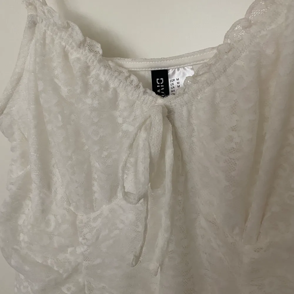 En vit spetsklänning från H&M i storlek M. . Klänningar.