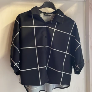 Rutig kort skjorta  - En svart kort rutig skjorta i storlek XS.  Nästan aldrig använd