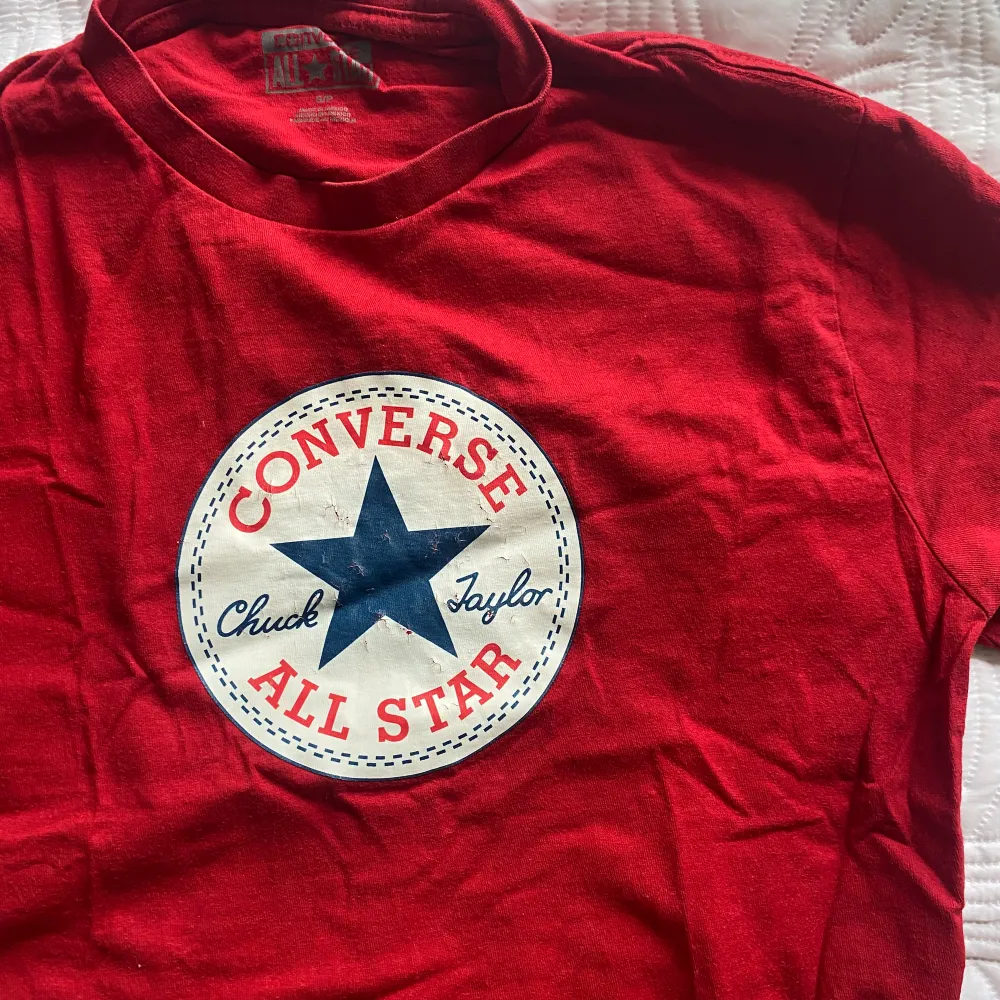 Converse t-shirt. Vintage med slitet märke. . T-shirts.