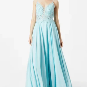 Balklänning - Jag säljer just nu min balklänning från MasCara London i storlek 34. Klänningen är nästintill oanvänd och är i nyskick med prislappen kvar! Inköpspris: 2600, säljer för 1400! för fler bilder och information, tveka inte på att skriva!💖