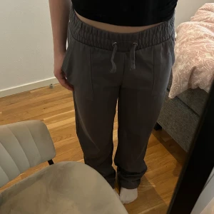 Mörka mjukis byxor  - Säljer ett par mörkgråa mjukis byxor från lager 157 i storlek M💞 