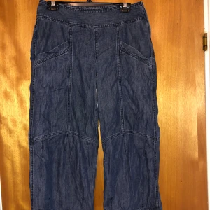Capri jeans byxor  - Low-mid rise Midjemått 39xm x2 Dragkedja på sidan Inga fel 