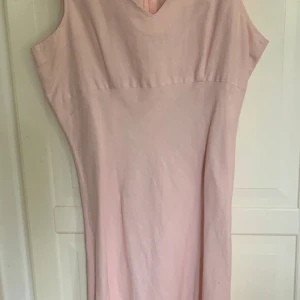 Klänning Vila linneblandning - Nyskick. Slutar strax nedanför knäna.