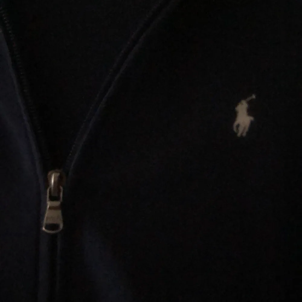 Ralph lauren zip hoodie, mörkblå, säljer då den är för liten och är lite knopprig annars inga hål eller fel, skriv vid funderingar🙌 OBS L i barnstorlek . Hoodies.