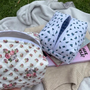 Egengjorda necessärer - Olika Egengjorda necessärer. Hör av dig om du är intresserad så kan vi diskutera mått och tyg❤️