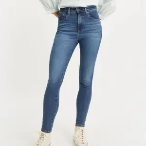 Blåa levis jeans i storlek 24 i bra skick. 