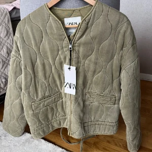 Zara jacka  - Eftertraktad jacka från förra årets zara kollektion. (Lappen sitter inte kvar)