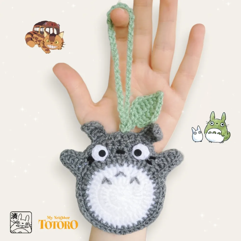Supersöt virkad Totoro Pouch med ficka som har plats för hörlurar/lypsyl/nycklar, dessutom perfekt att hänga på väska som dekoration 🍓 Frakt 18kr via swish eller KÖP NU 💛 Postas inom 2 dagar 💌. Accessoarer.