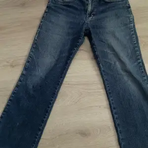 Ett par jeans från (du ser på 3dje bilden). Aldrig använd men jätte fina och inga fläckar som har märkts till! Kontakta mig för frågor❤️