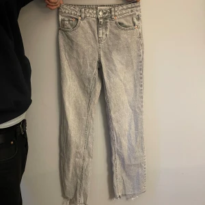 Raka jeans Stradivarius - Något skrynkliga på bild men går att stryka dem