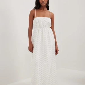 Vit maxiklänning - Vit klänning perfekt till midsommar, storlek 40/M oanvänd