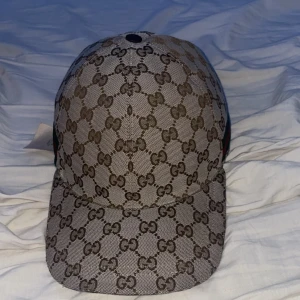 Gucci keps äkta med kvitto - Hej säljer denna beige Gucci keps gamla versionen kvitto finns size L kan bytas mot samma fast storlek S-M Kan skicka fler bilder/videos också kan även fraktas 