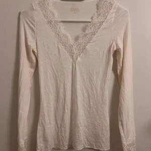 Intimissmi tröja - Säljer denna Intimissmi tröjan som är använd endast en gång och är i bra skick utan några defekter. Den är i storlek S och har spets vid handlederna och vid halsen.