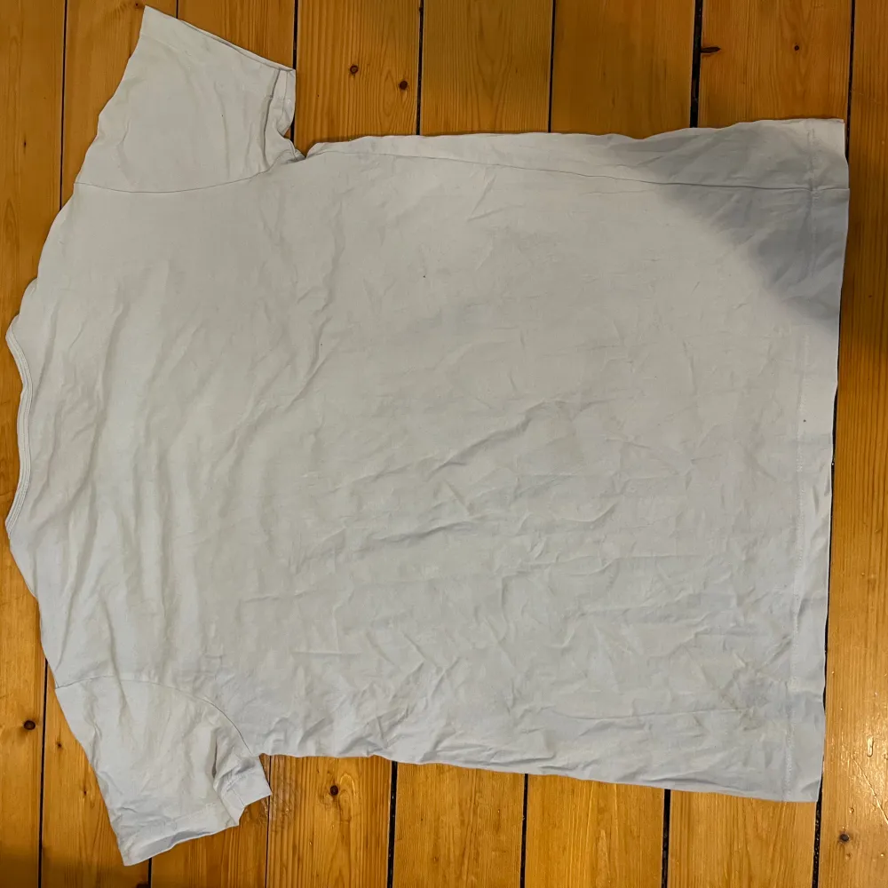 T shirt från lyle scott i storlek S, färgen är vit. Säljer denna då den inte längre passar mig. Använd men i bra skick fortfarande . T-shirts.
