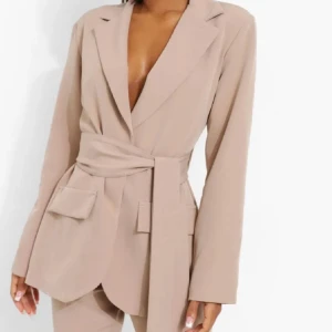 boohoo kavaj 💓 - säljer min helt NYA boohoo kavaj som jag aldrig har haft på mig. prislappen är på 💓