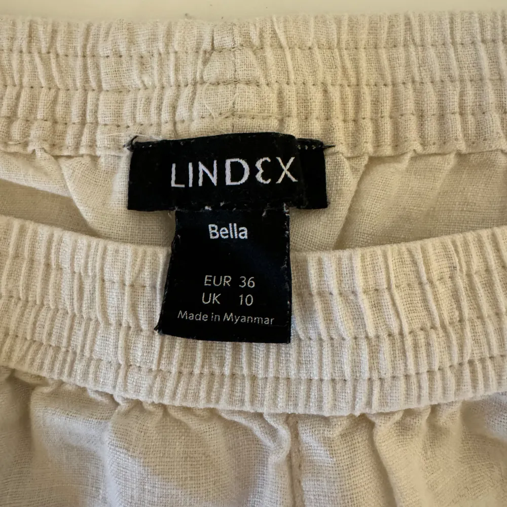 Raka linnebyxor från Lindex. Fint skick och inga fläckar☺️🌸. Jeans & Byxor.