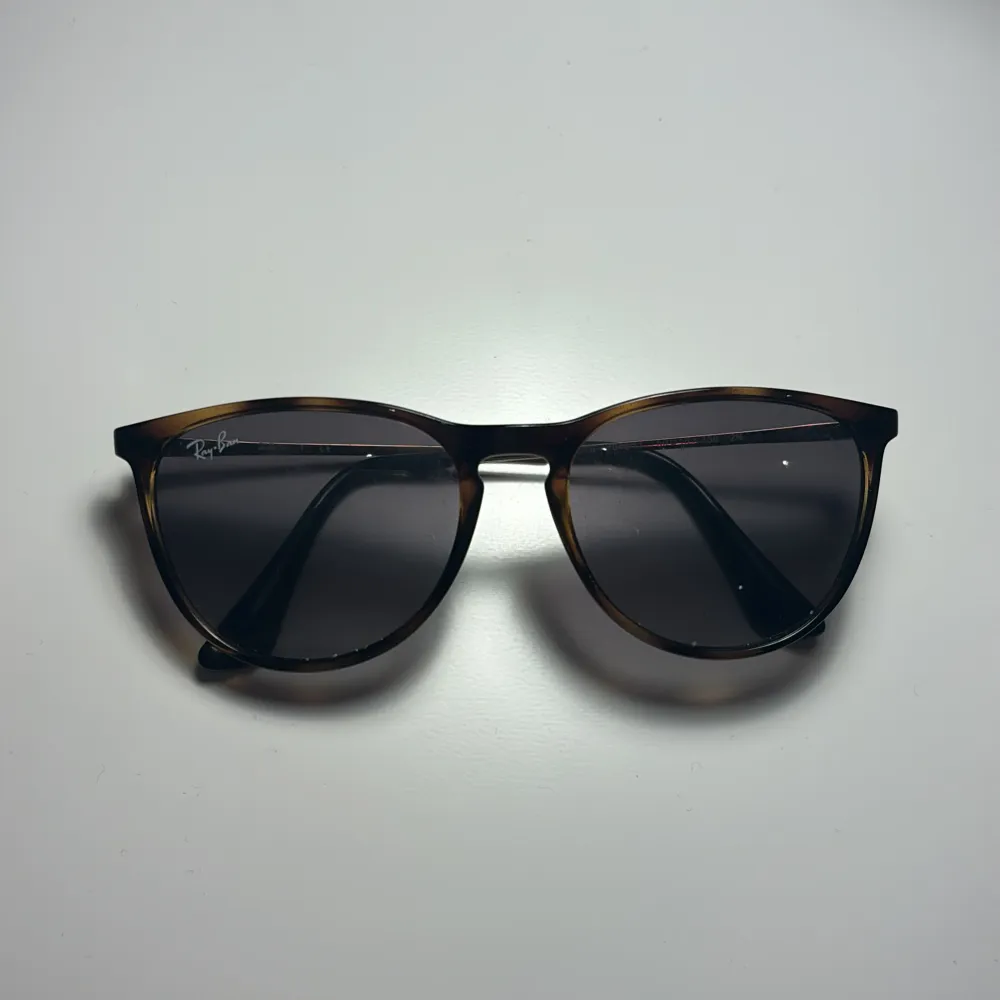 Ett par rayban solglasögon som köptes för ca 1000kr💕 Dom är använda ett fåtal gånger och är i perfekt skick! Skriv för funderingar!. Accessoarer.