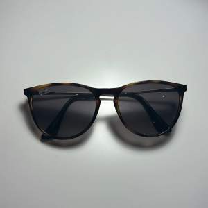 Ett par rayban solglasögon som köptes för ca 1000kr💕 Dom är använda ett fåtal gånger och är i perfekt skick! Skriv för funderingar!