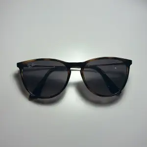 Ett par rayban solglasögon som köptes för ca 1000kr💕 Dom är använda ett fåtal gånger och är i perfekt skick! Skriv för funderingar!