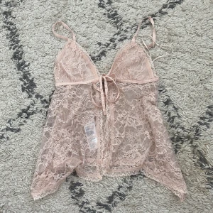 Rosa Lace topp - - Säljer pga att den inte kommer till användning  - Köpt på Vinted - Storlek S men passar även XS