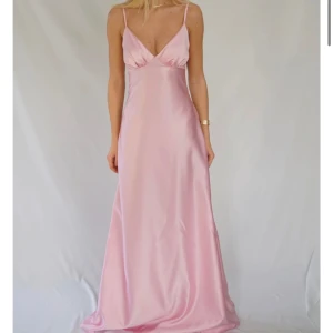 Balklänning  - Jättefin balklänning från by-stina. Råkade köpa 2 så den är helt i nyskick, inte ens tagit ut den från paketet. Helt slutsåld på hemsidan. Storlek xs längd regular. 