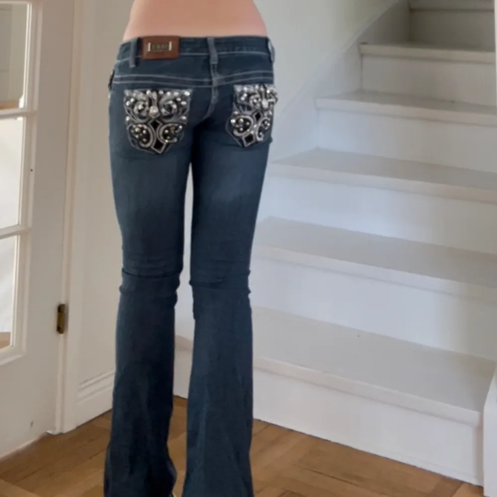 Midjemått tvärsöver 37cm Innerbenslängd 78cm. Dessa jeans har super snygga detaljer men saknar dock knappen till gylfen därav de låga priset💓. Jeans & Byxor.