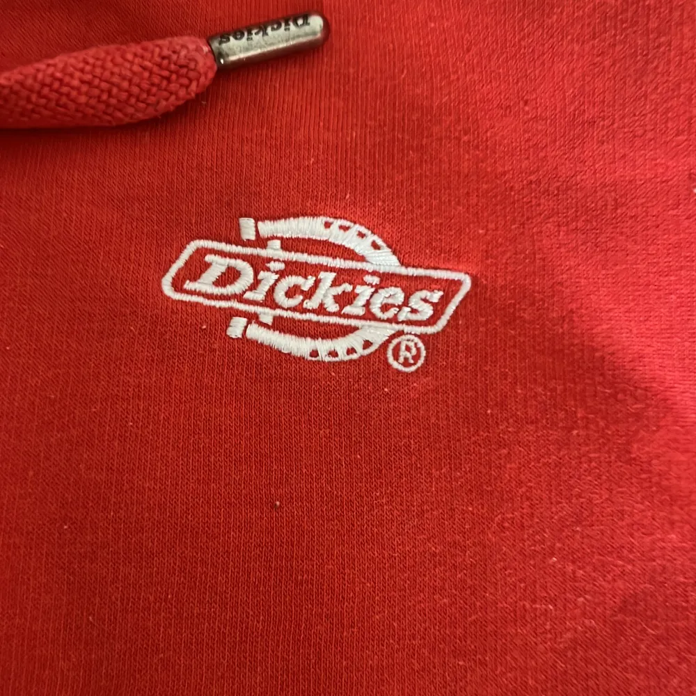 En dickis tröja i strl xs som är använd 2 gånger ny pris 1000 kronor mitt pris 550 säljer pga att den inte används . Hoodies.