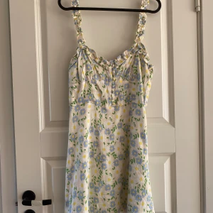 Zara sommarklänning  - Fina sommarklänning  storlek S-M Styck 150kr 