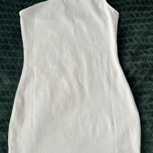 Vit klänning  - Vit basic klänning från hm med tunna axelband. Ser ut att sitta tajt men väldigt mjuk och skön. Oanvänd och bara testat. Köpte för trodde man skulle ”växa in i stilen” men sluta med att jag inte gillade det alls.