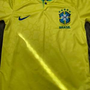 Helt ny brazil fotbolls tröja i stolrek S ✅