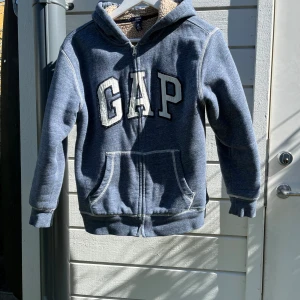 Gap flis  - ag säljer nu min jätte fina gap flis. Den är u storlek 12 y😊 hör av er om ni har frågor eller vill ha fler bilder😊 den funkar både till tjejer och killar😊