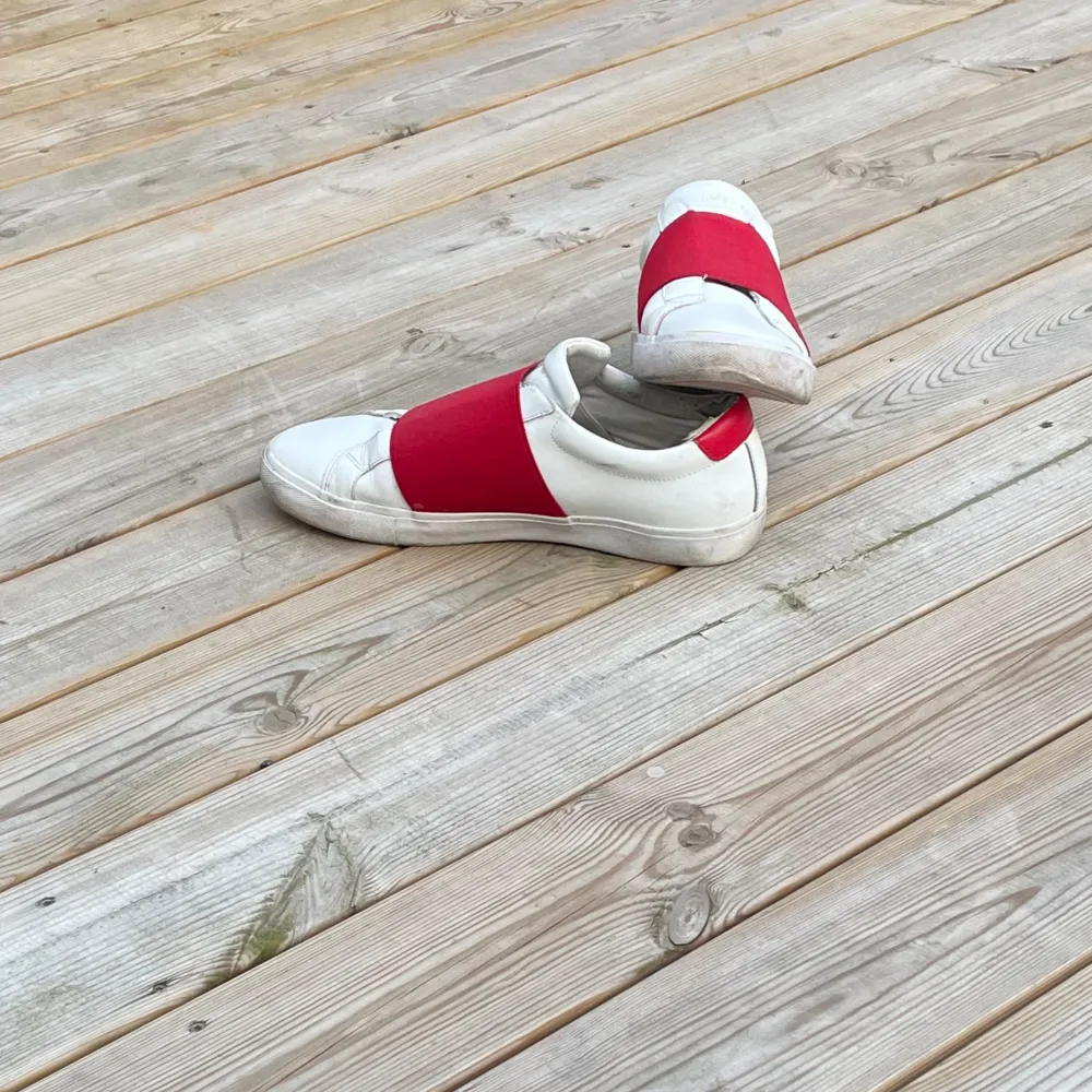 Väldigt snygga och coola sneakers i Storlek 41. Dessa är limiterade och slutsålda:) Pris kan förhandlas. . Skor.