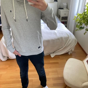 Morris hoodie! - Tjena! Säljer nu denna riktigt snygga hoodien ifrån märket Morris! Hoodien är i storlek S. Skicket är 9,5/10, oerhört bra skick! Nypriset är 1500kr! Vid fler frågor eller andra funderingar är det bara att höra av sig!🙌