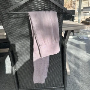 Träningstights  - Lila träningstight från Only. Det är någon noppra men ändå i fint skick. Använd fåtal gånger.