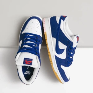 Nike dunk sb - Säljer mina Nike dunks som knappt är använda! Srl 44,5    Skriv för fler bilder!