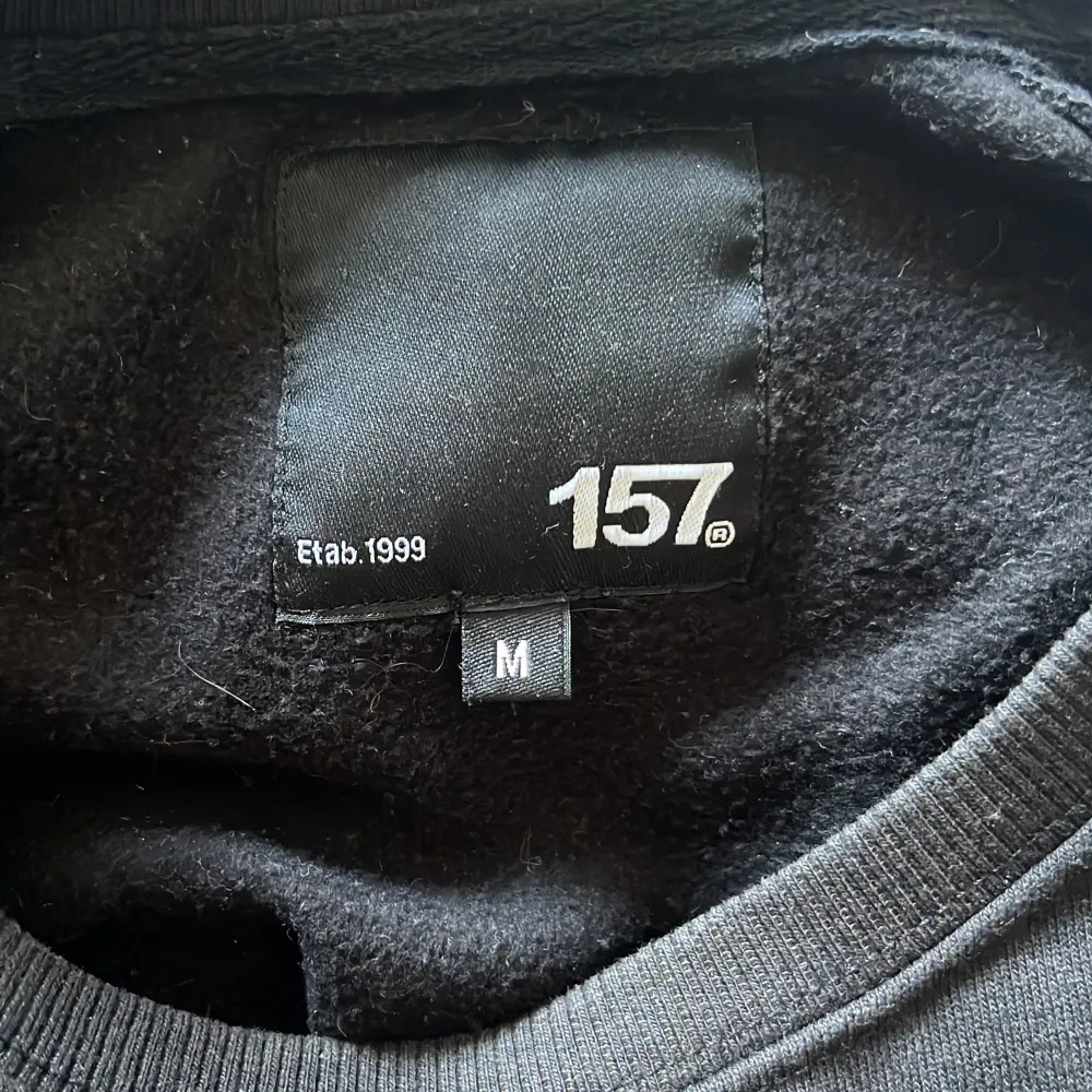 Säljer min svarta sweatshirt från lager 157! Super fint skick. Storlek M, 30kr. Tröjor & Koftor.