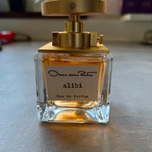 Oscar de la Renta Alibi Parfym - Säljer en 50 ml Oscar de la Renta Alibi Edp.  Endast testad. 