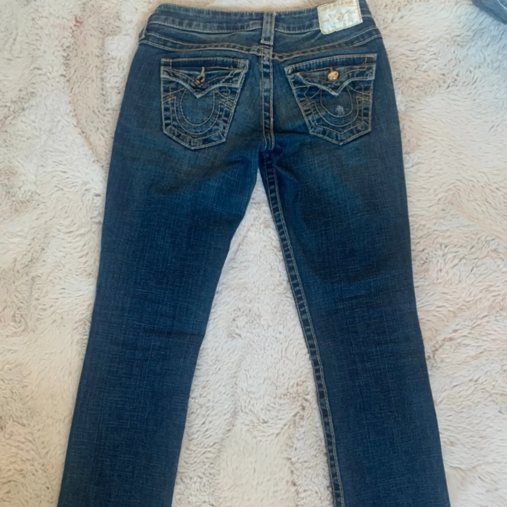 Saknas en detalj på ena bakknappen, annars är dem som nya. Säljer då dem blivit för små. Jeans & Byxor.