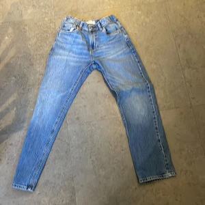 Lindex jeans - Säljer dessa jeans som är i bra skick. De kostar egentligen 400 kr men jag säljer för 100 kr. De är äkta, kontakta om du är intresserad.