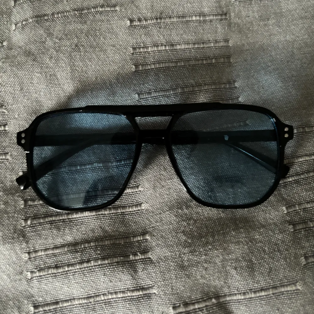 Säljer dessa snygga glasögon perfekt för sommaren. Aldrig använda. Skriv till mig för mer info om varan. Accessoarer.