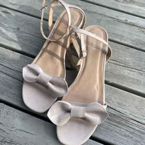 Klackskor - Säljer dessa jättesöta klackar från Anna Field, strl 40. Använda en gång under skolavslutning för några år sedan, men har inte använt dessa sedan dess. Skorna har inga noterbara defekter. Passar perfekt till bal!!!