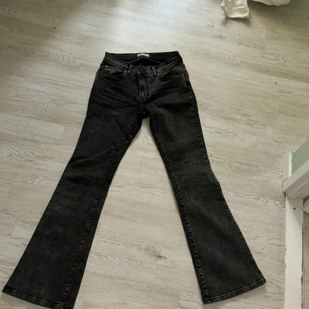 Säljer nu mina fina Lågmidjade bootcut jeans från Gina tricot! Nästintill nya och har inga defekter!. Jeans & Byxor.